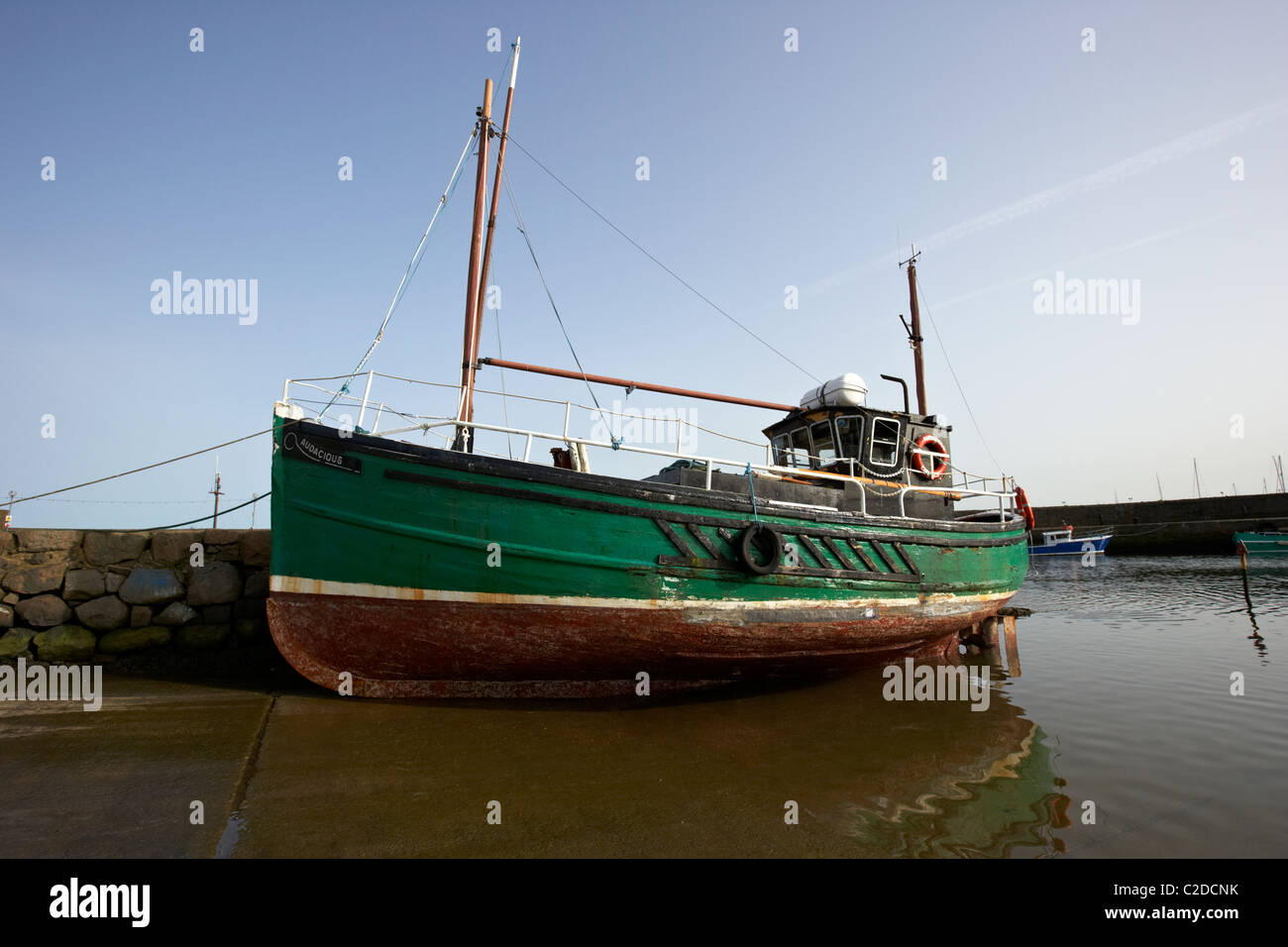 hölzerne Angelboot/Fischerboot im Hafen zur Reparatur Rumpf geerdet Stockfoto