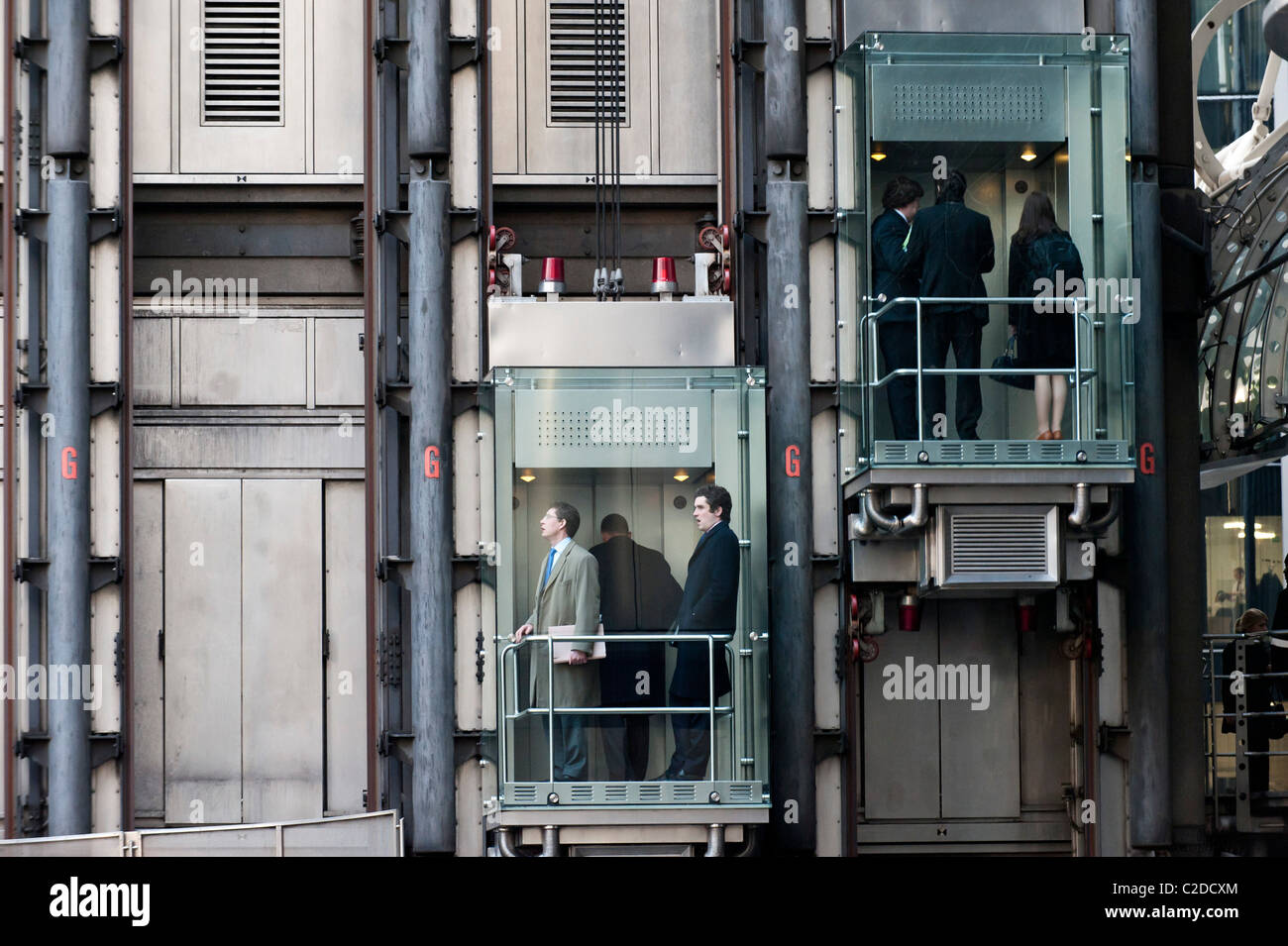 Edelstahl und Glasaufzüge der Lloyds Versicherung Gebäude in der City of London Stockfoto