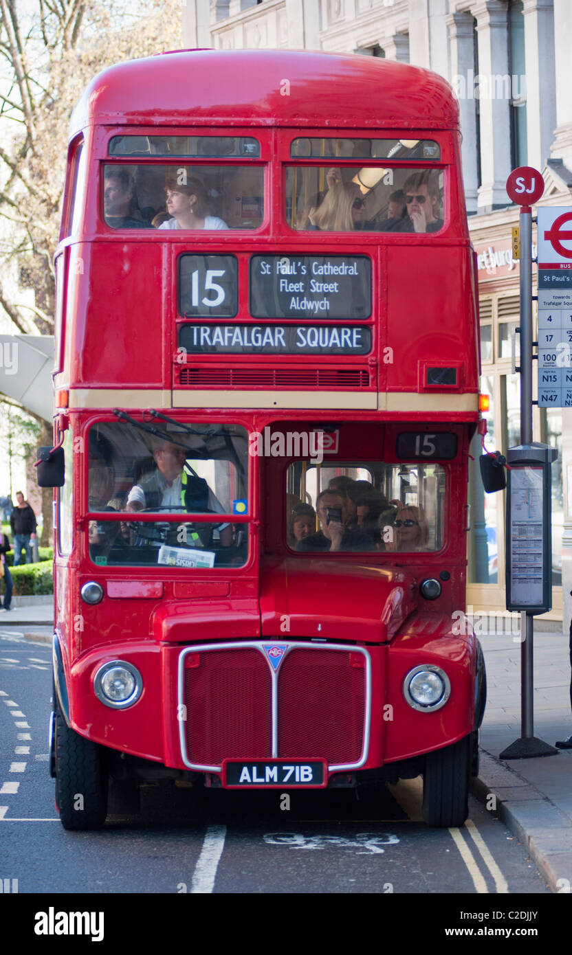 Ein roter Doppeldecker Routemaster Bus Frontansicht voller Passagiere an einer Bushaltestelle in der Nähe von St. Pauls, London, England. Stockfoto