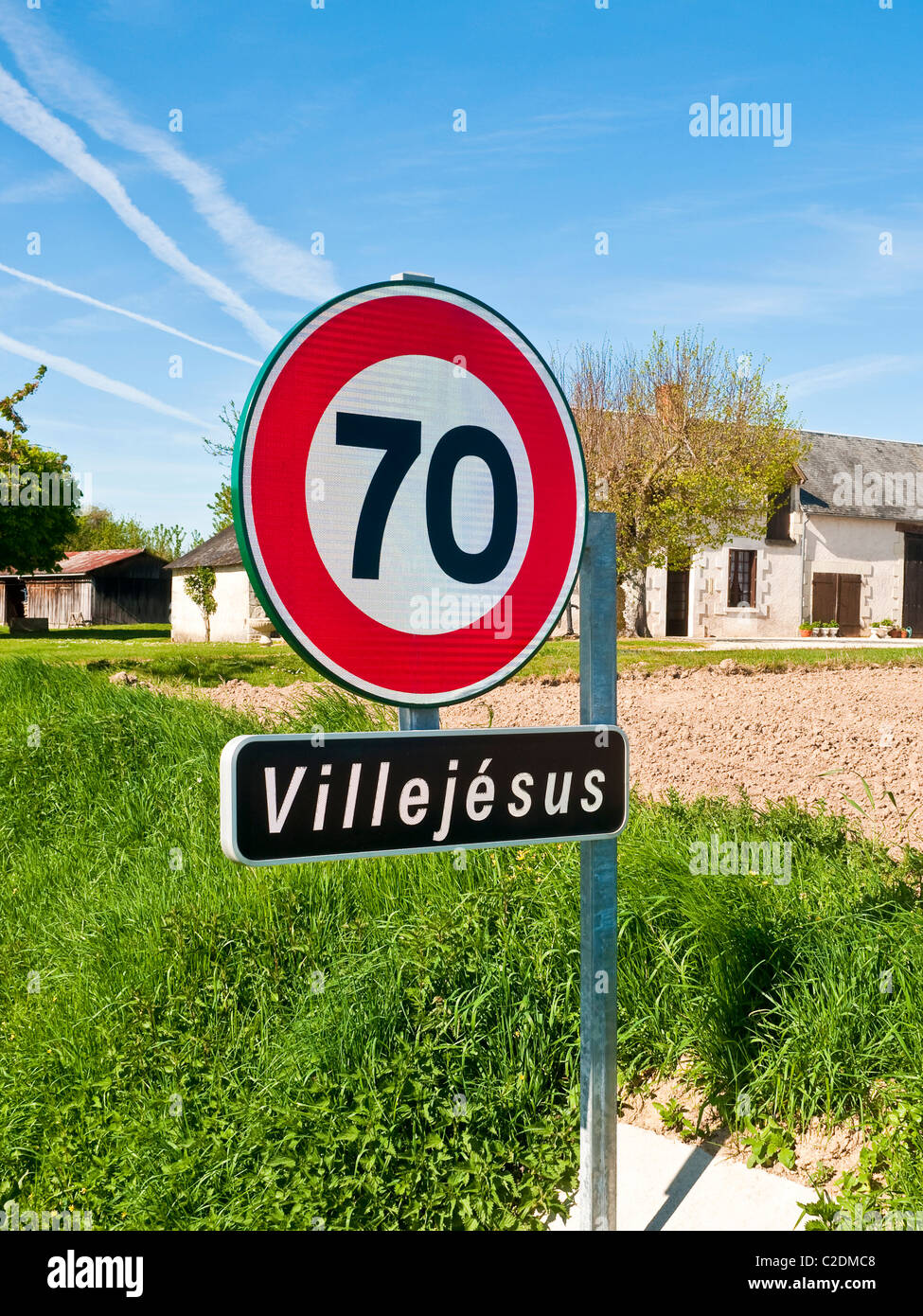 Moderne 70 km/h Geschwindigkeit Beschränkung Straßenschild - Villejésus, Indre-et-Loire, Frankreich. Stockfoto