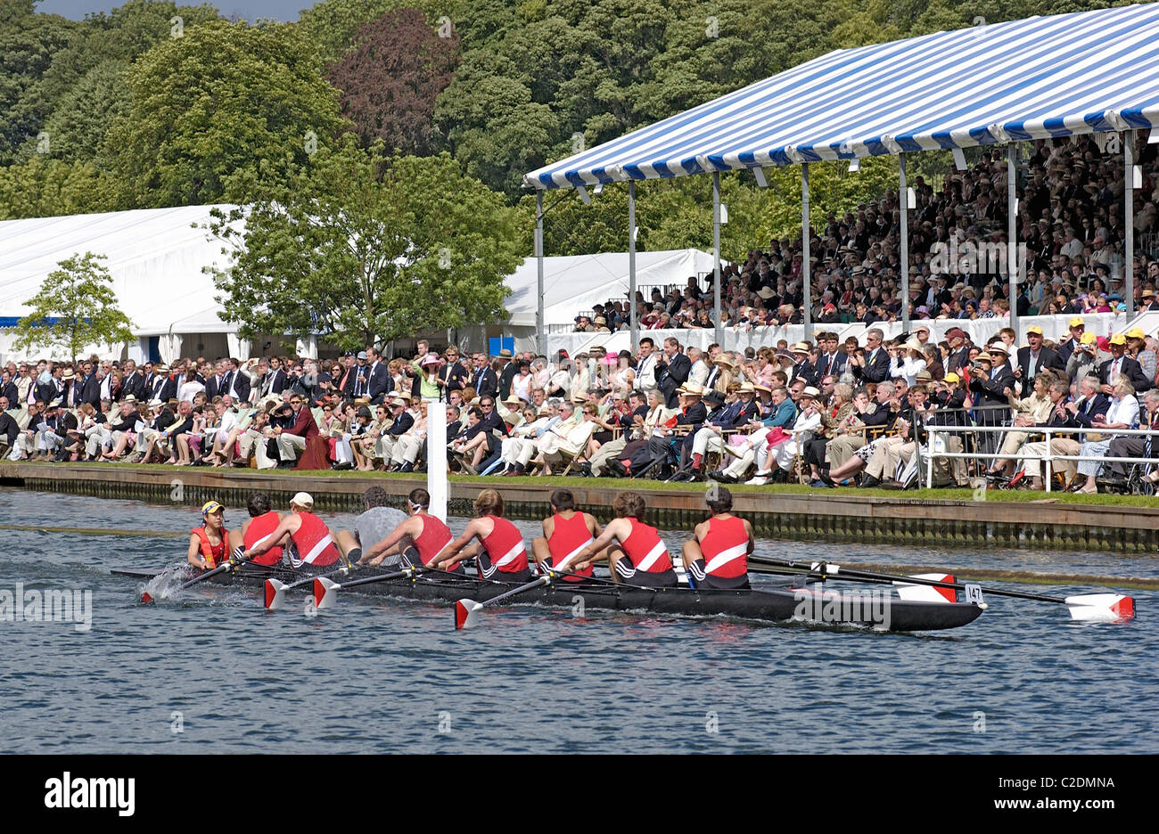 Eine Mens Rudern acht Wochentags Henley Royal Regatta in Henley on Thames in Oxfordshire, England UK Stockfoto