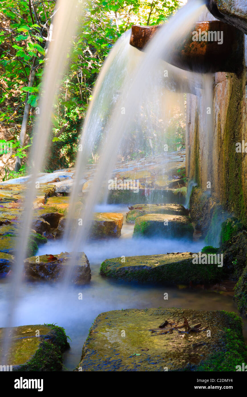 Wasserquelle im alten Park in Griechenland Stockfoto