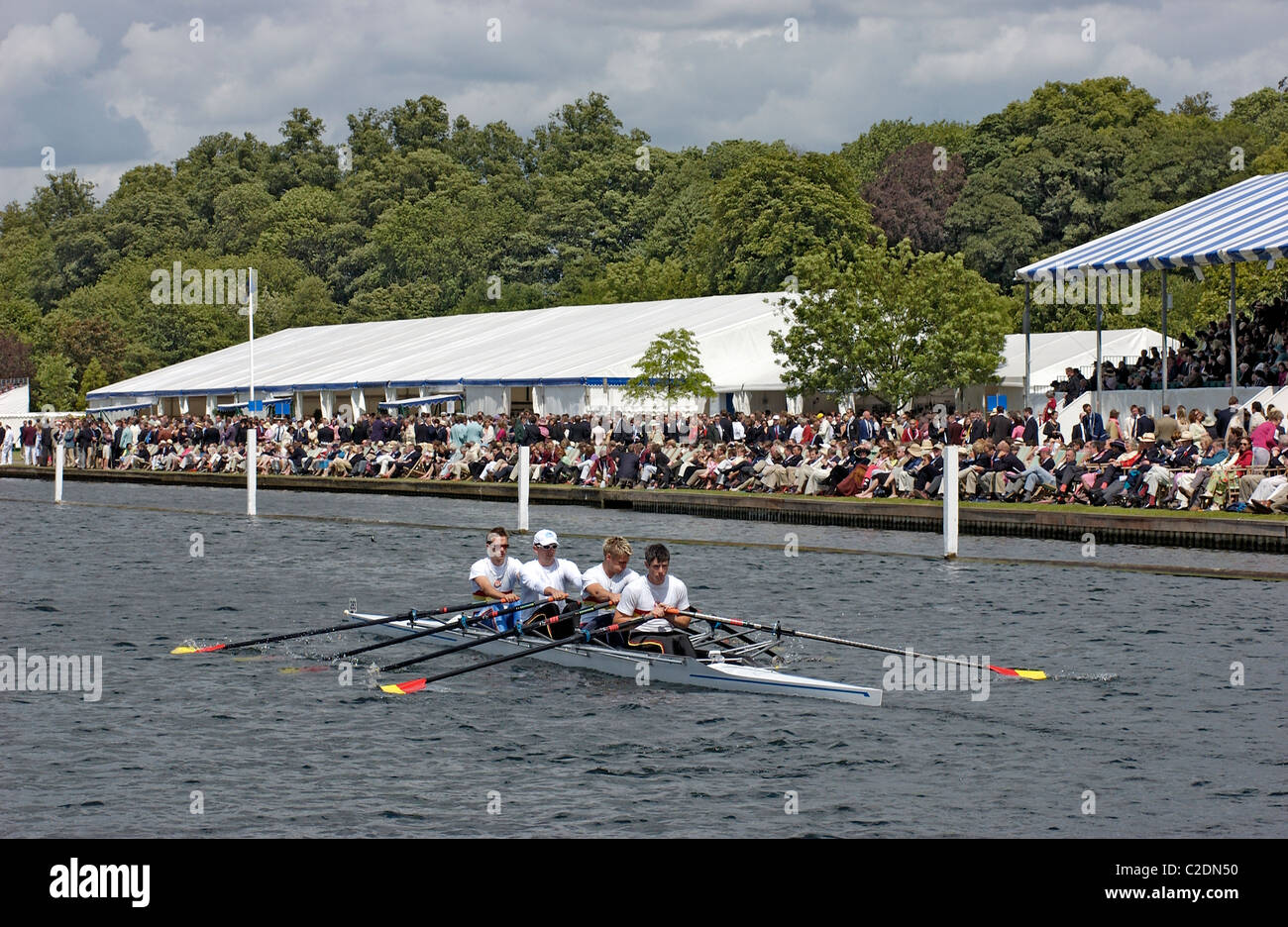 Männer rudern Wochentags Henley Royal Regatta in Henley on Thames in Oxfordshire, England UK Stockfoto