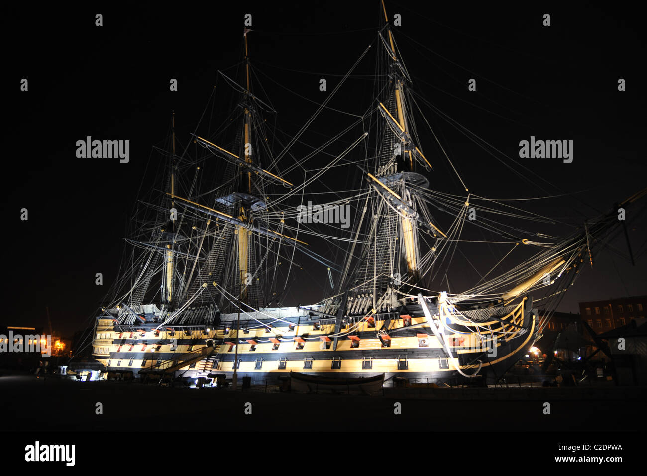 Das alte Kriegsschiff, Mann des Krieges Segelschiff HMS Victory, beleuchtet in der Nacht. Stockfoto