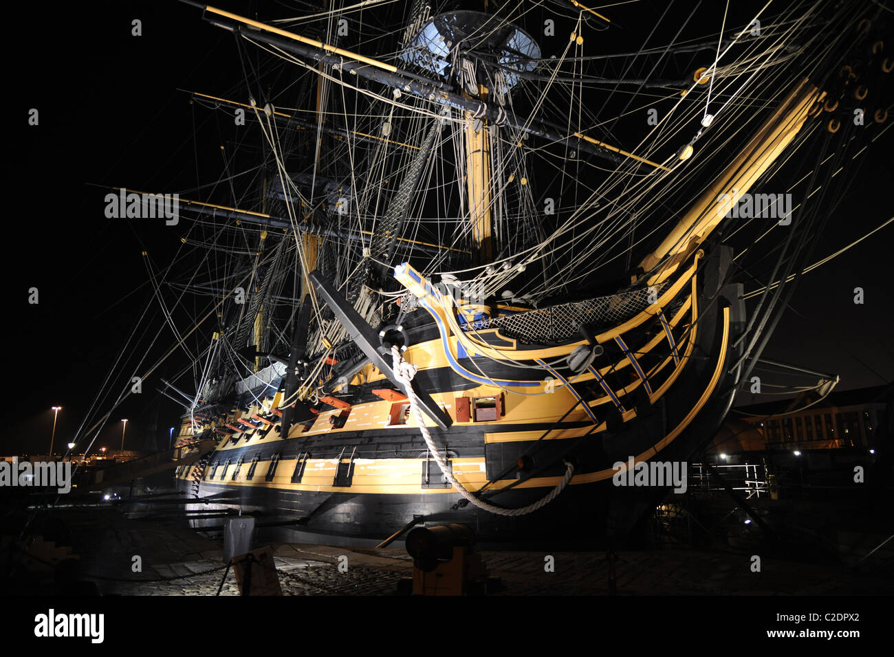 Das alte Kriegsschiff, Mann des Krieges Segelschiff HMS Victory, beleuchtet in der Nacht. Stockfoto