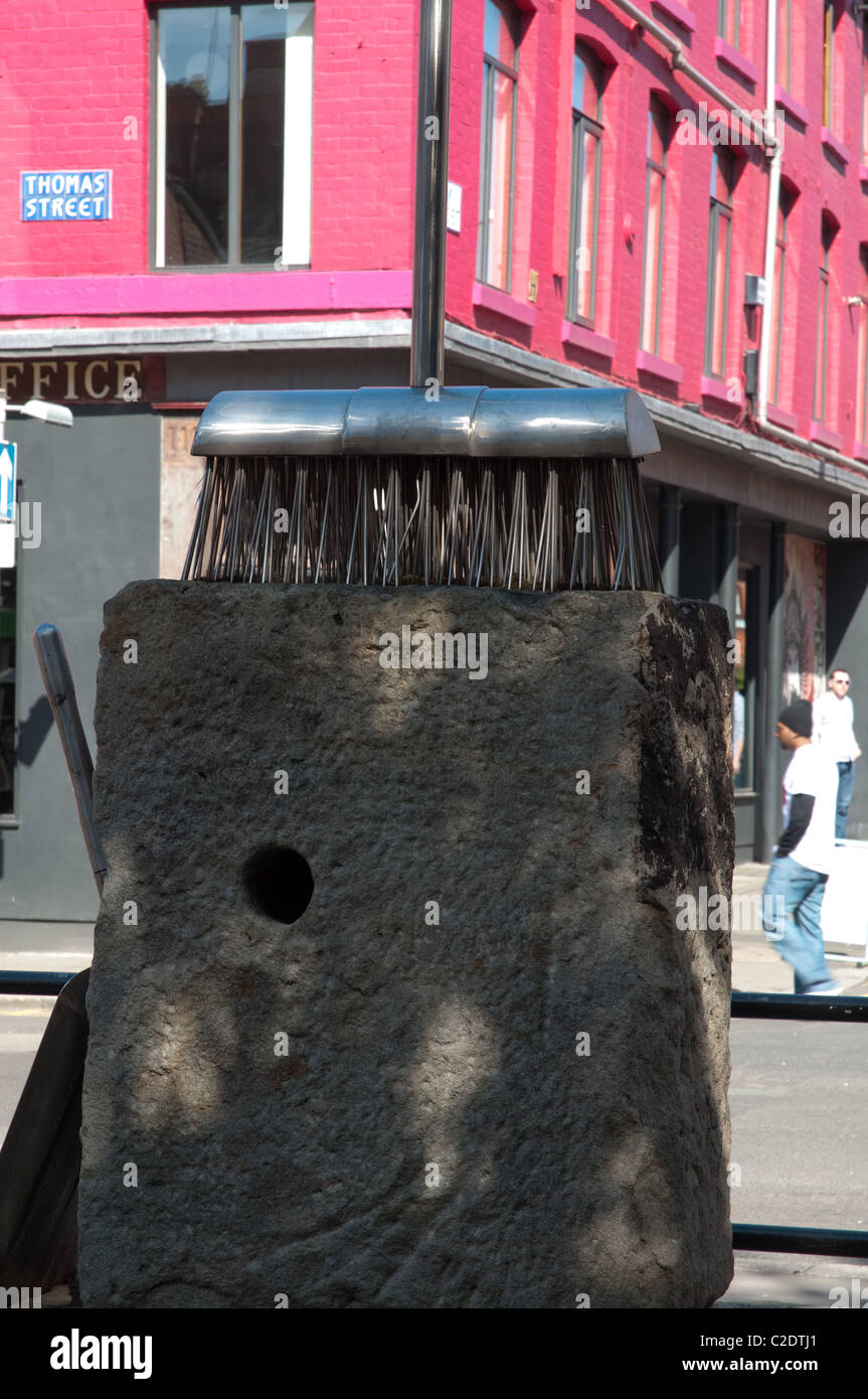 Pinsel und Schaufel Statue, Thomas Street, Northern Quarter, Manchester Stockfoto