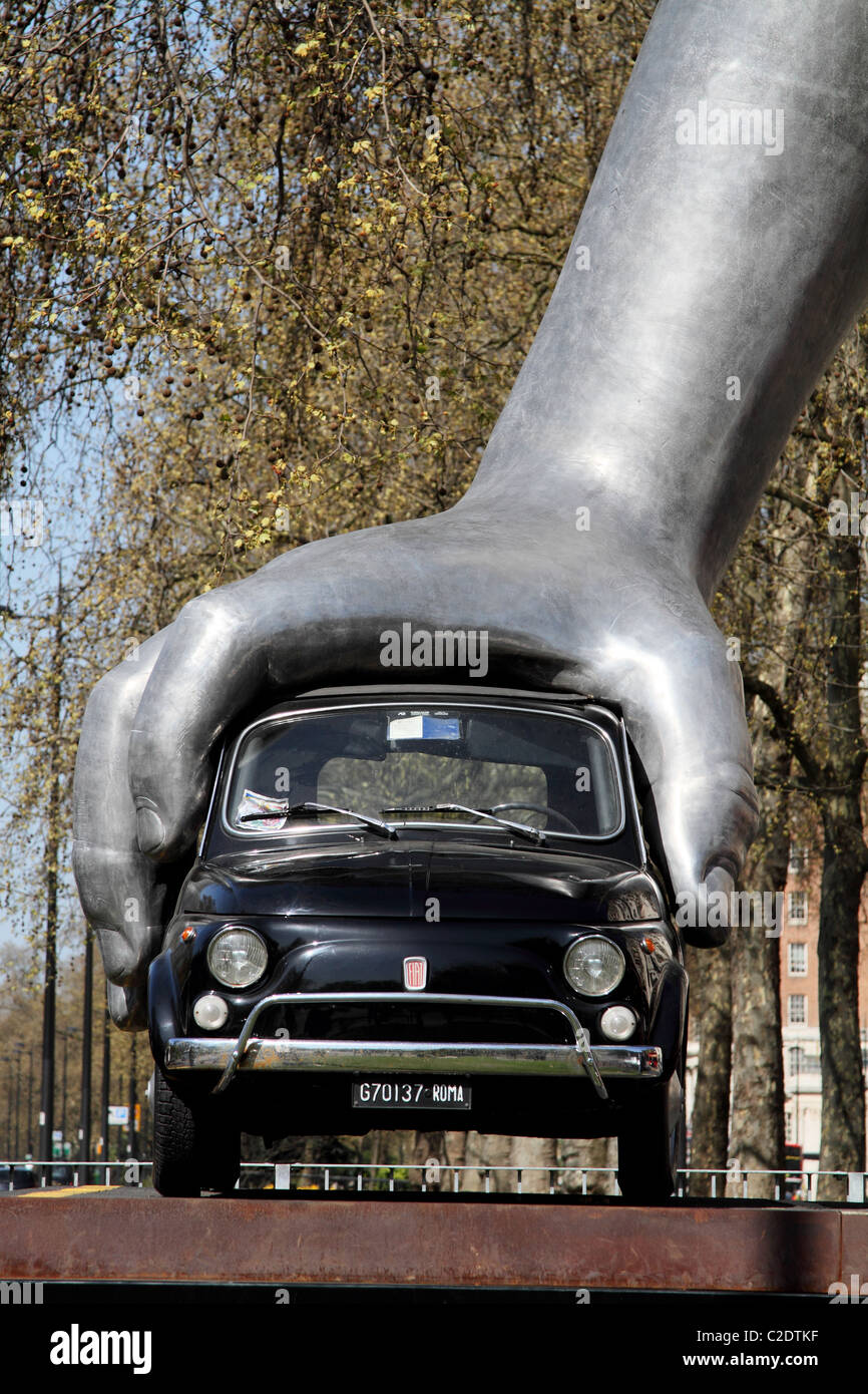Lorenzo Quinn Fiat Auto Skulpturen Park Lane in London Stockfoto