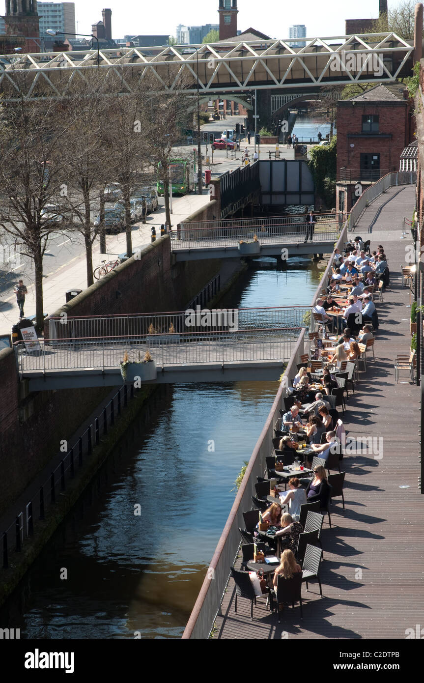 Deansgate Locks, Manchester.The Kanal Seite Entwicklung ist Heimat von Clubs und Bars in der renovierten Bahnbögen untergebracht. Stockfoto