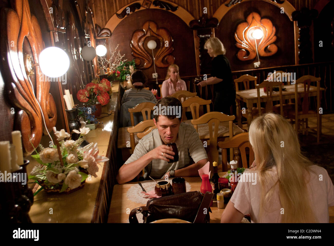 American Diner im Restaurant, Doktor Zhivago, bekannt für seine Bären Eintopf auf der Straße zwischen Kholmsk und Juschno, Sachalin, Russland Stockfoto