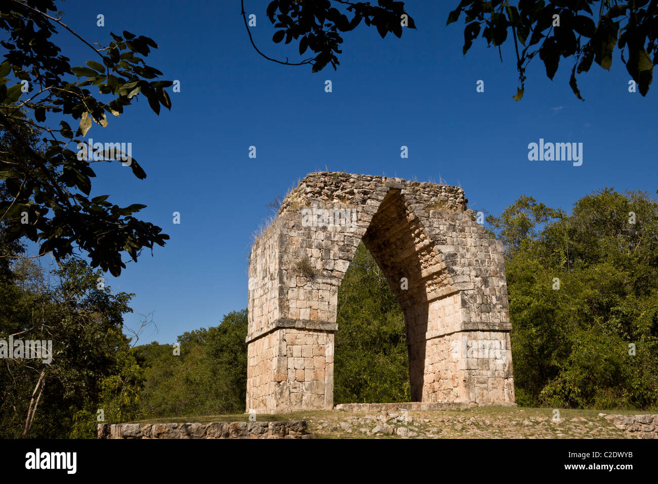 Monumentale Bogen auf der Puuc-Stil-Maya-Ruinen von Kabah entlang der Puuc-Route in der Yucatan Halbinsel, Mexiko. Stockfoto