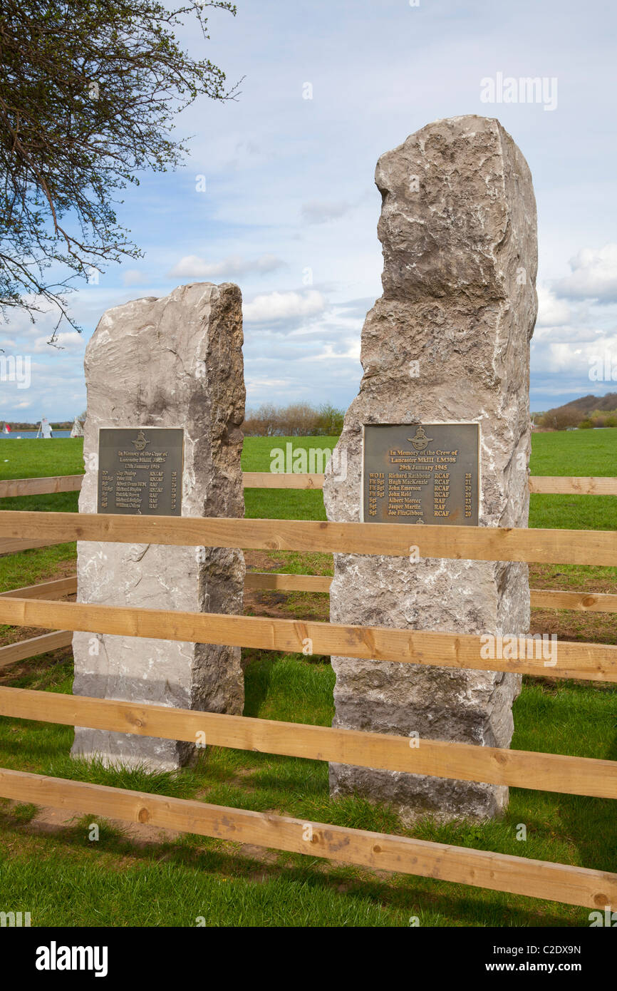 Zwei Gedenksteine mit Namen der 14 Flieger getötet in Lancaster Bomber stürzt Hoveringham Dorf Nottinghamshire England GB UK Stockfoto