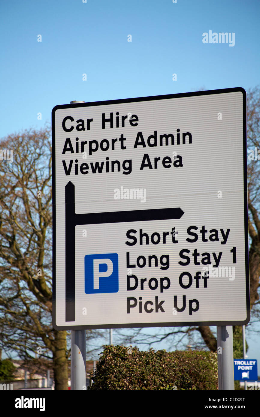Parkplatz und Richtung unterzeichnen am Flughafen Bournemouth im April Stockfoto