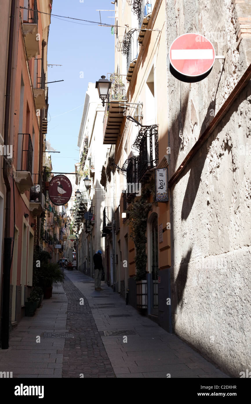 Schmale Straße Via Napoli Cagliari, Sardinien. Stockfoto