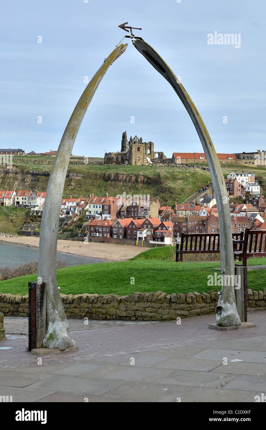 Str. Marys Kirche gesehen durch den Wal-Knochen-Bogen am Whitby, North Yorkshire. Stockfoto