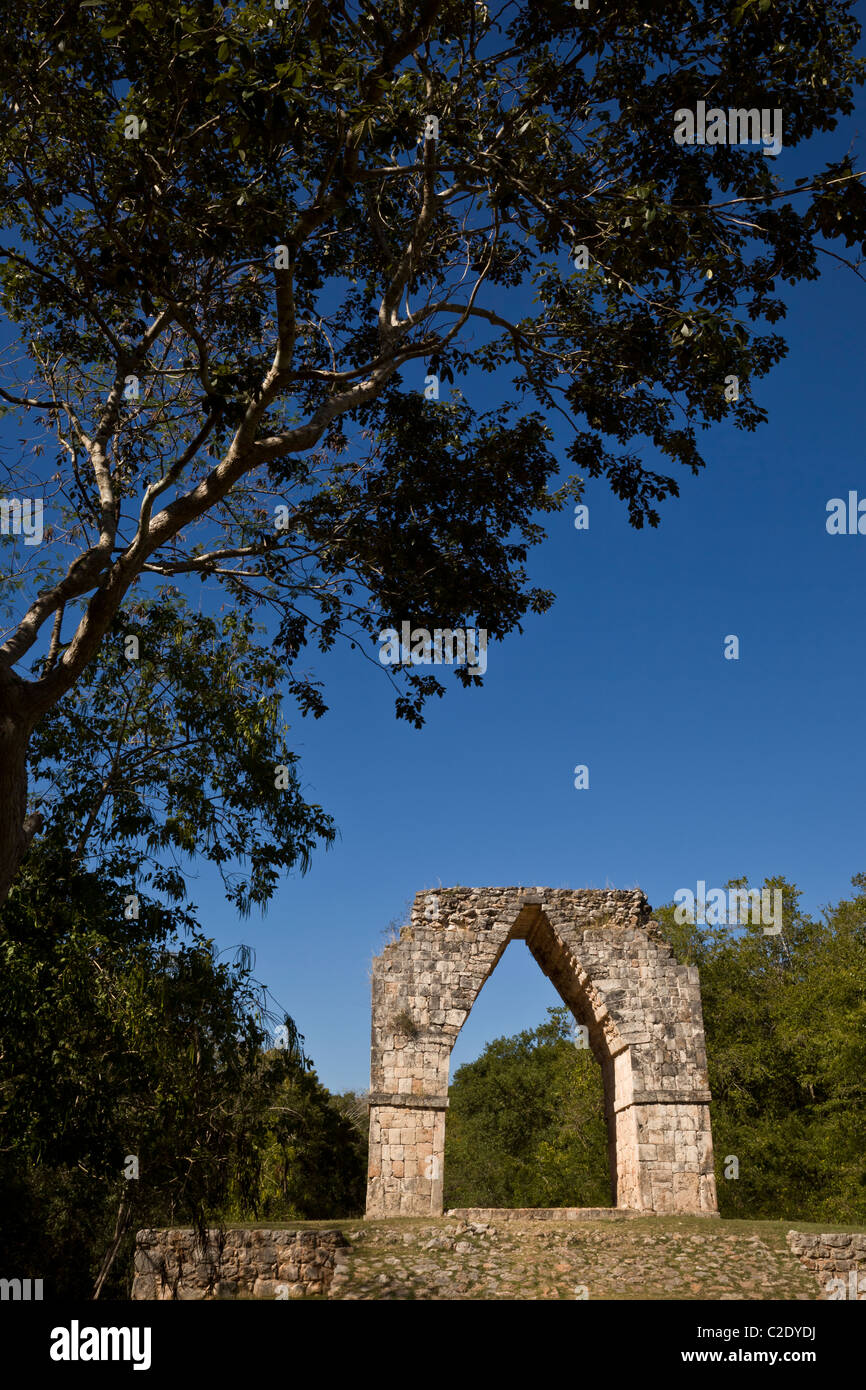 Monumentale Bogen auf der Puuc-Stil-Maya-Ruinen von Kabah entlang der Puuc-Route in der Yucatan Halbinsel, Mexiko. Stockfoto