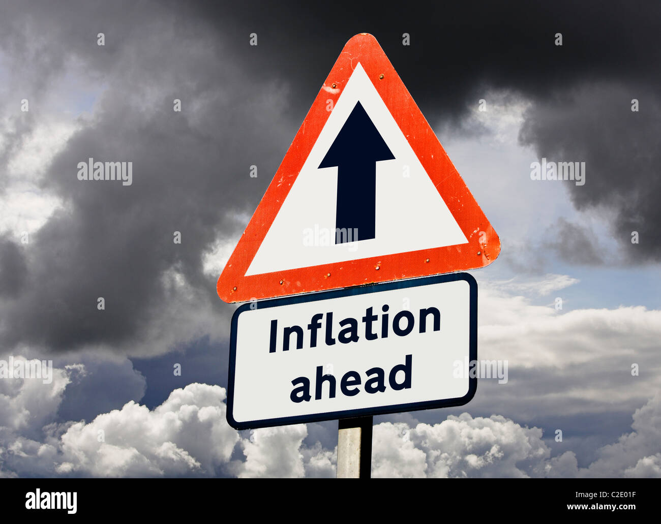 Die Inflation weiter steigt - UK Financial sign Konzept Stockfoto
