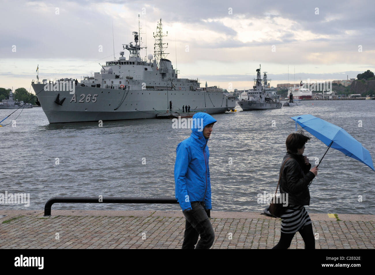 Schlachtschiffe der schwedischen Marine und Fußgänger an den Hafen von Stockholm, Stockholms Lan, Schweden Stockfoto