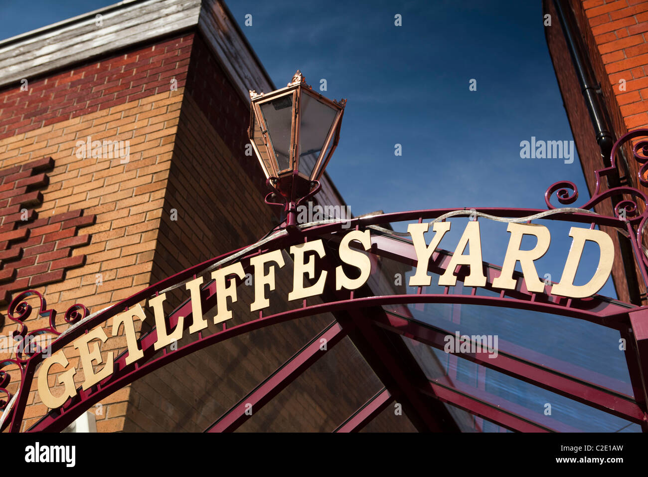 Großbritannien, England, Staffordshire, Lauch, Derby Street, Getliffe Yard sign Stockfoto