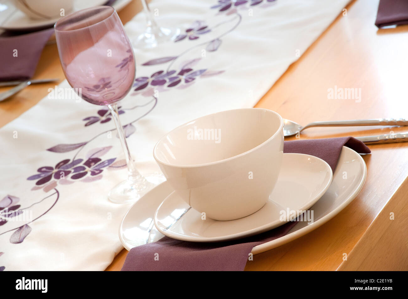 Nahaufnahme von Gedeck auf einem Tisch im Speisesaal. Stockfoto