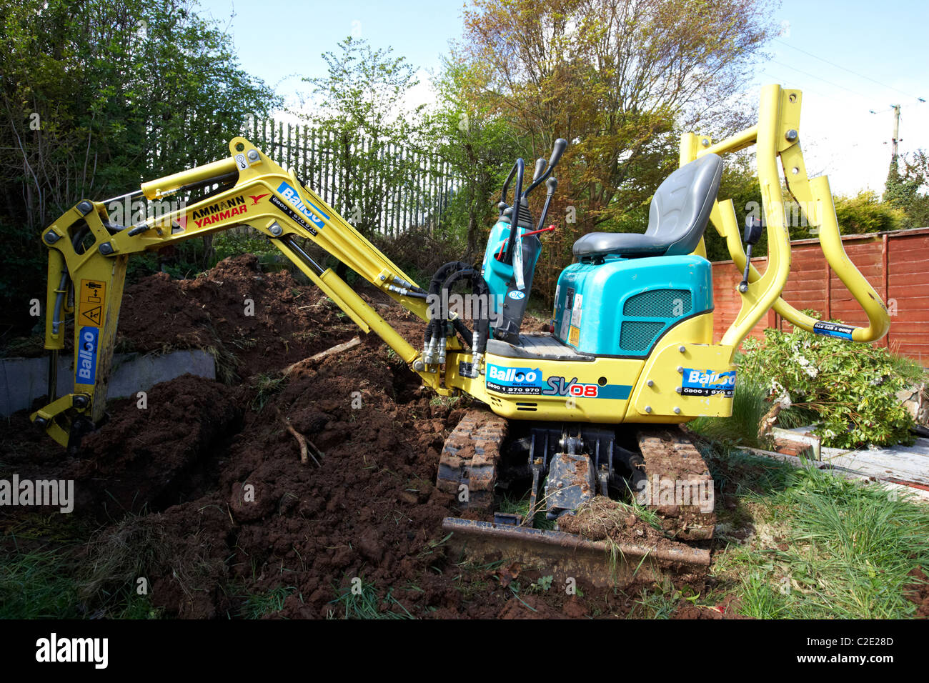 Mini excavator digger digging machine Fotos und Bildmaterial in hoher