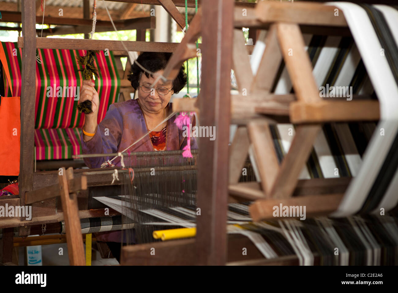 Traditionelle Art und Weise zu weben Baumwollstoff, Lampang, Thailand Stockfoto