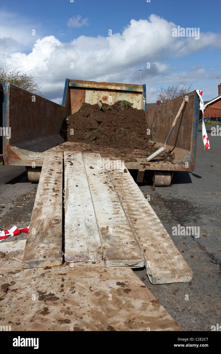 Großrolle auf bauen überspringen platziert auf einer Straße im Vereinigten Königreich Stockfoto