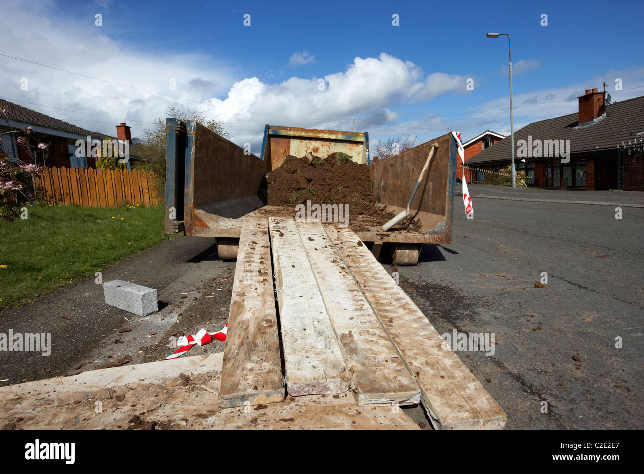 Großrolle auf bauen überspringen platziert auf einer Straße im Vereinigten Königreich Stockfoto