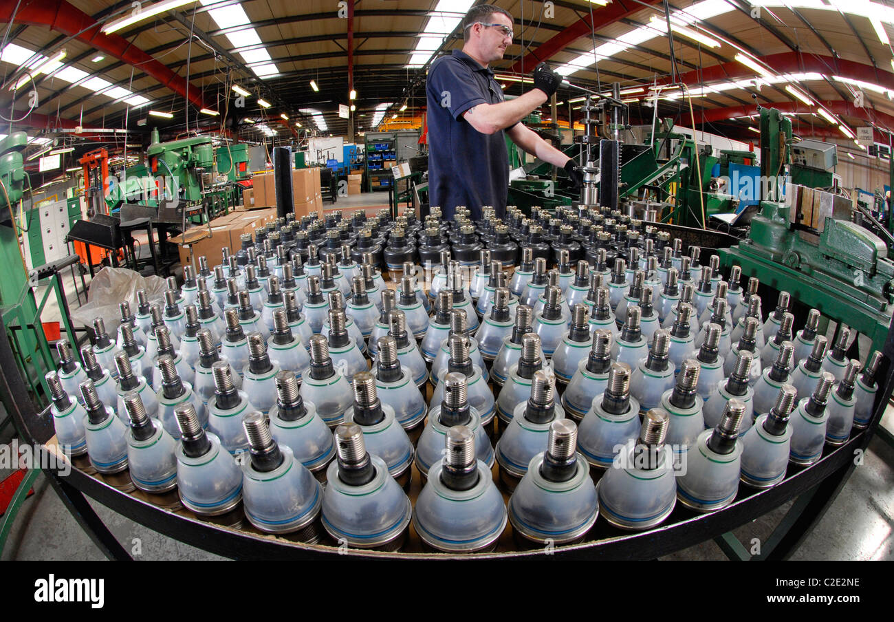 Montagearbeiter Mark Keegan mit Traggelenke für die britische Armee Ocelot Neufahrzeug bei Pailton Engineering Ltd., Coventry Stockfoto