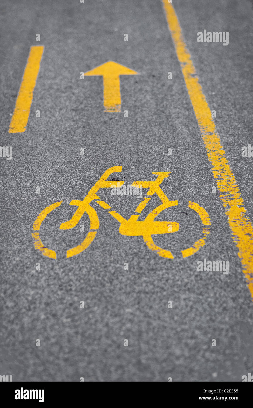 Fahrrad Lane Straße Markierungen auf rotem Asphaltstraße im Stadtpark Stockfoto