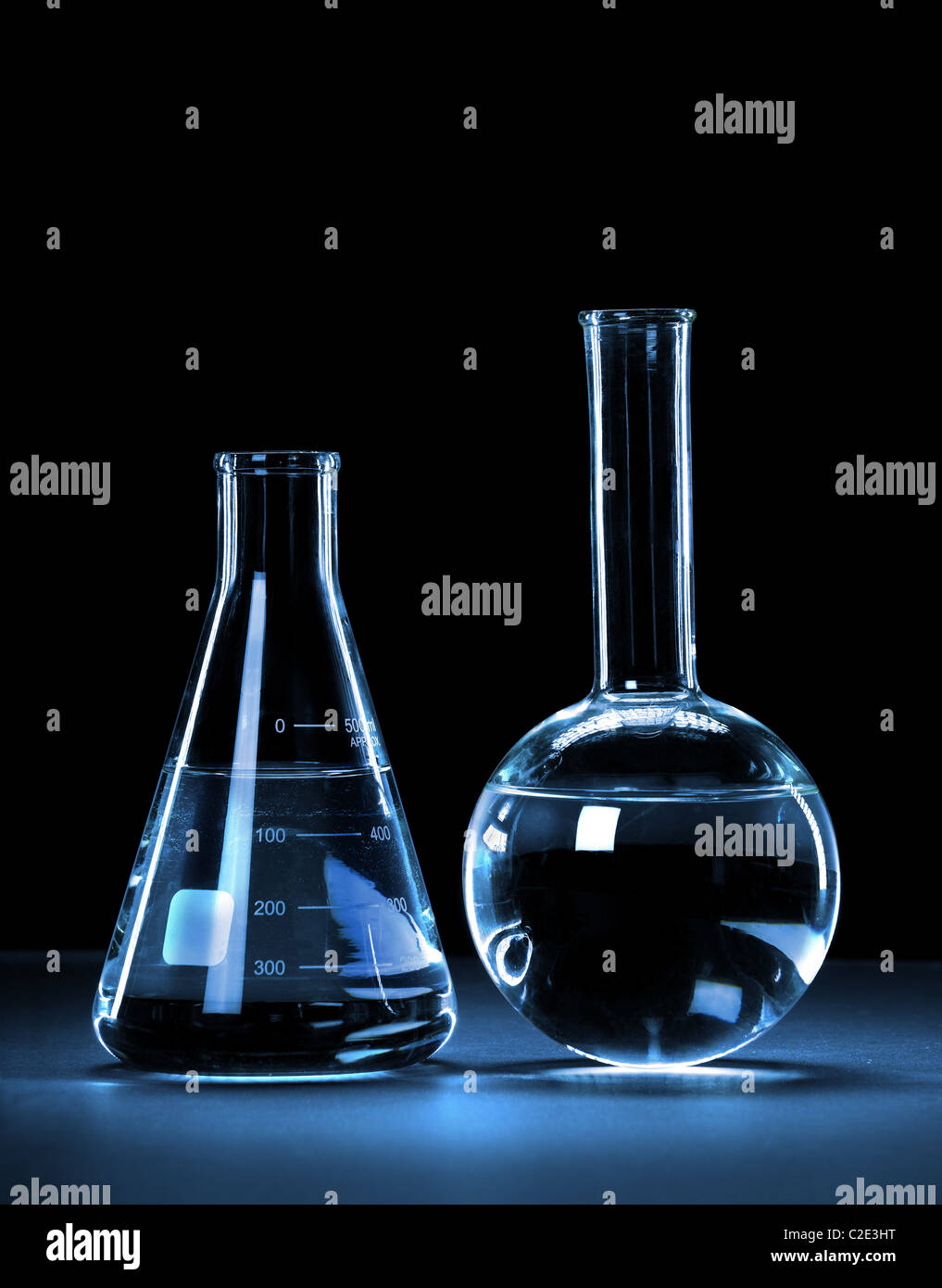 Laborglas mit blauem Licht auf dunklem Hintergrund - mit Beschneidungspfad Stockfoto
