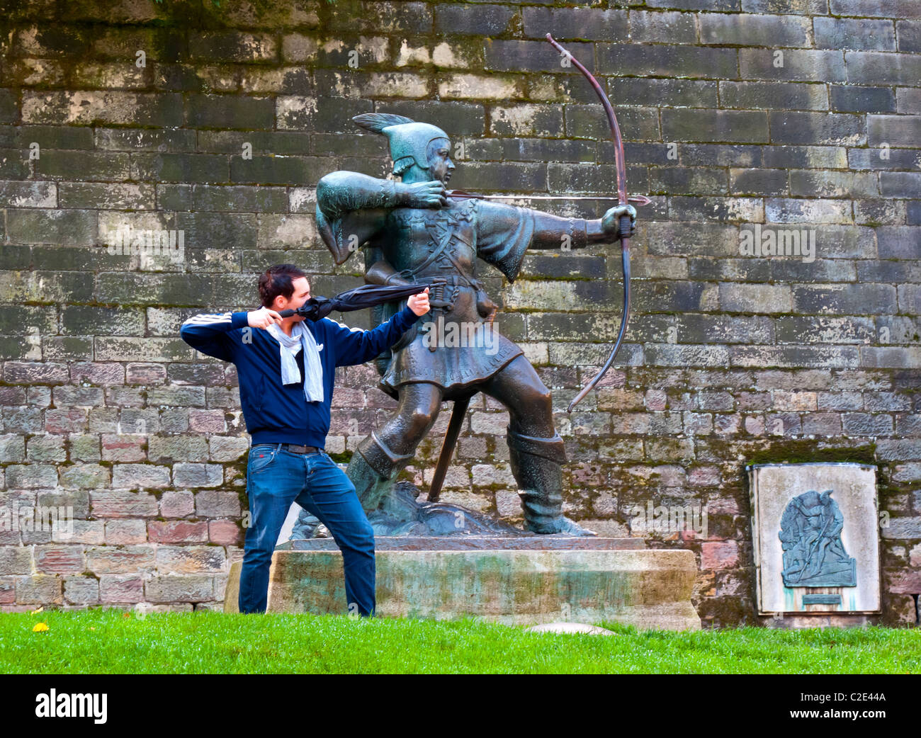 Touristischen posiert für Foto neben Statue von Robin Hood außerhalb Nottingham Castle England UK durch James Woodford [1893-1976] Stockfoto