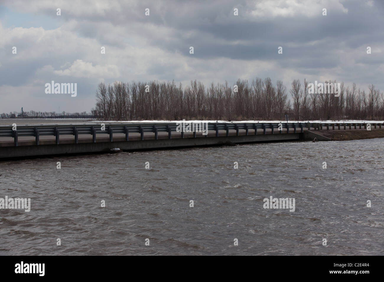 Flutwasser unter der Brücke Stockfoto