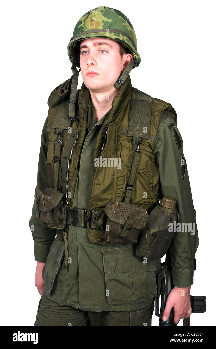 Vietnam Zeit GI. Er trägt die "Rüstung, Körper, Fragmentierung schützend, mit Kragen" einen M1 Stahl Helm, M56 Ausrüstung mit M16 Stockfoto
