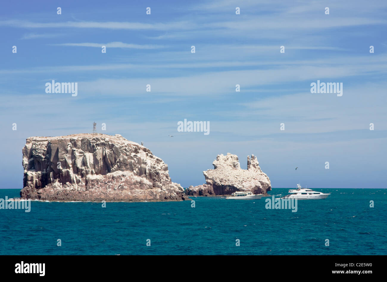 Die Guano beschichtet Klippen Los Islotes Seelöwen Rookery, Sea of Cortez, Baja California, Mexiko. Stockfoto