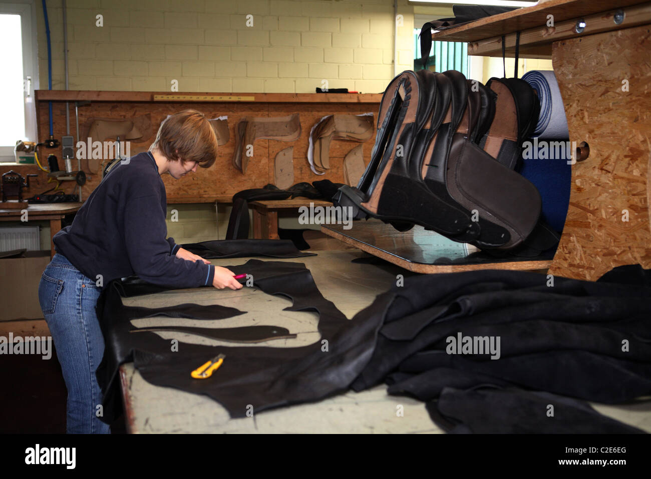 Handwerk, Produktion eines Sattels, Schneiden von ein Stück Leder, Haage, Deutschland Stockfoto