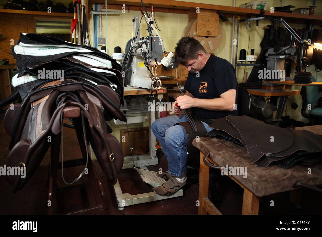 Handwerk, Sattler sitzt an einer Nähmaschine, Haage, Deutschland Stockfoto