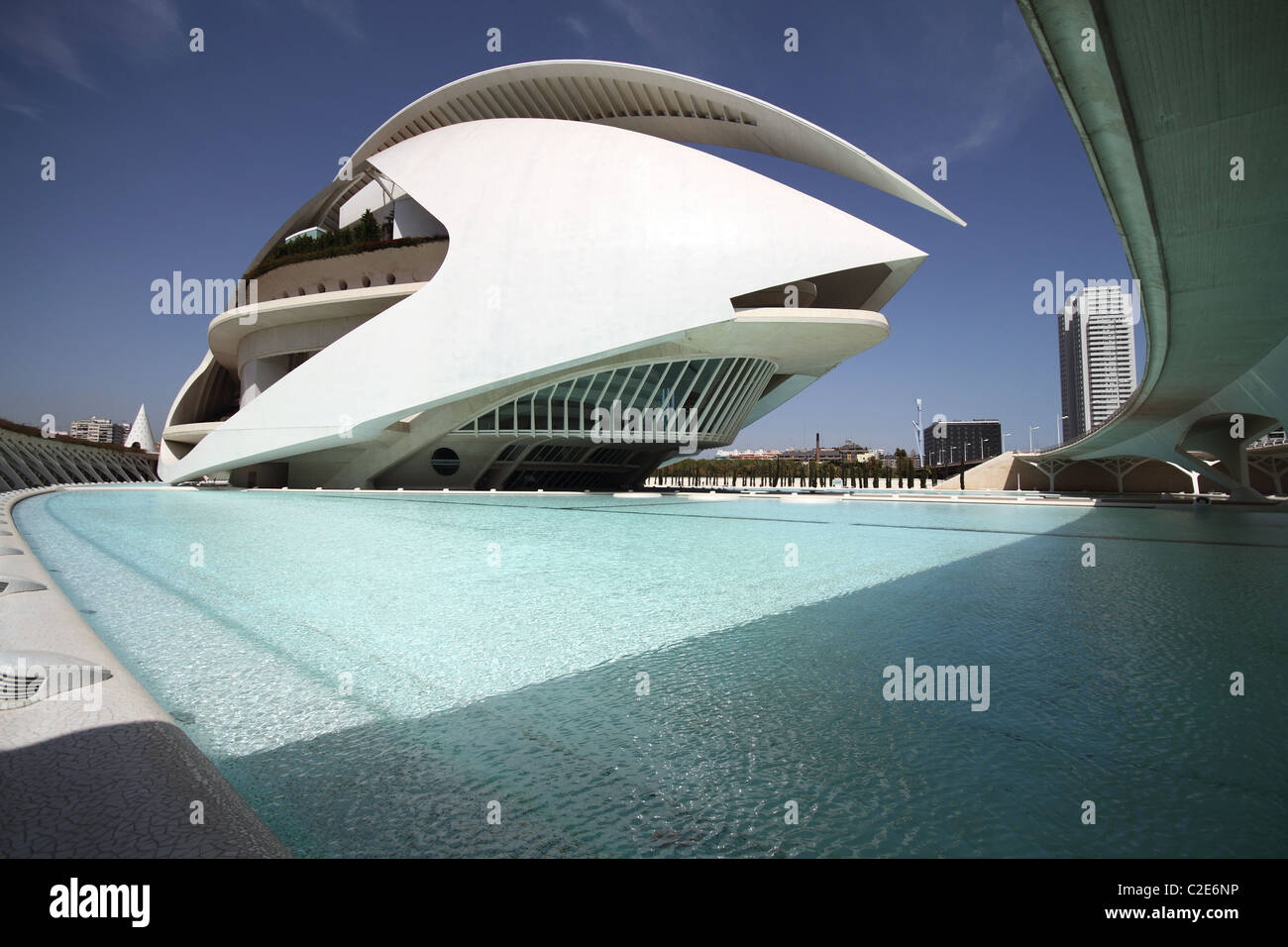 Opernhaus umrahmt von der Montolivet Bridge City of Science Und Kunst Valencia Stockfoto