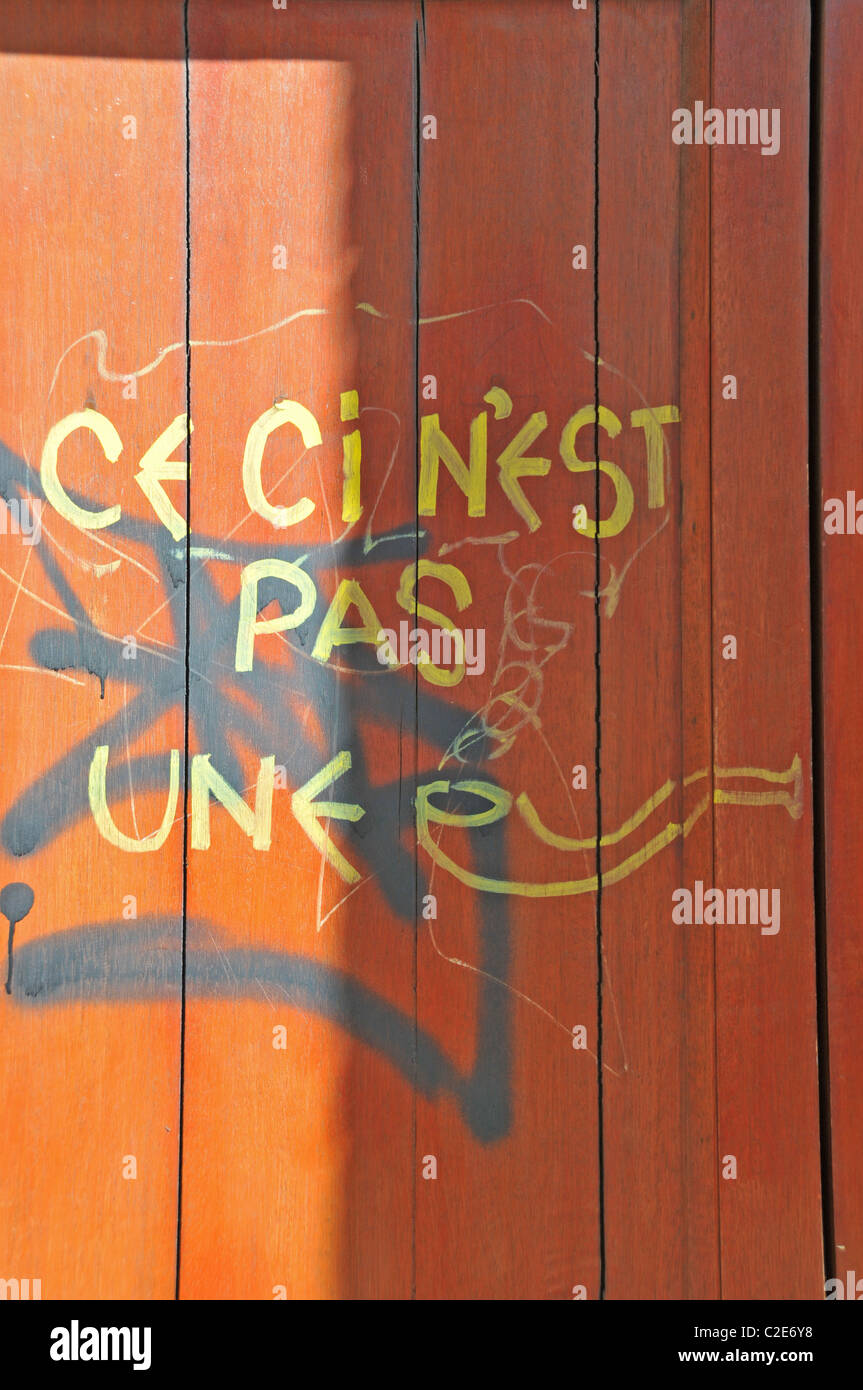 CE-Ci N'est Pas Une Pipe Rene Magritte Graffiti Zitat Humor zitieren Stockfoto