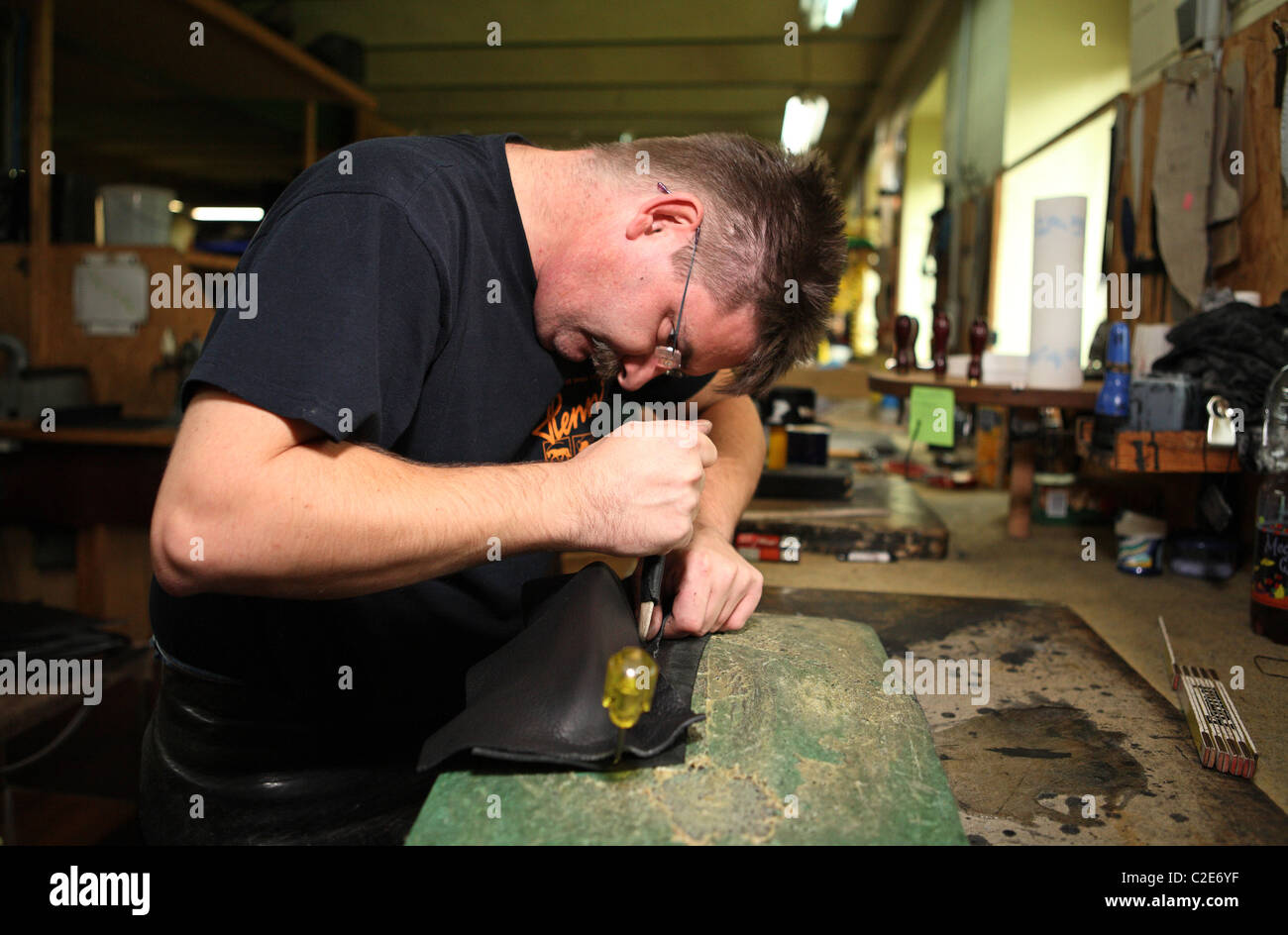 Handwerk, ein Mann Lederverarbeitung in einer Sattlerei, Haage, Deutschland Stockfoto