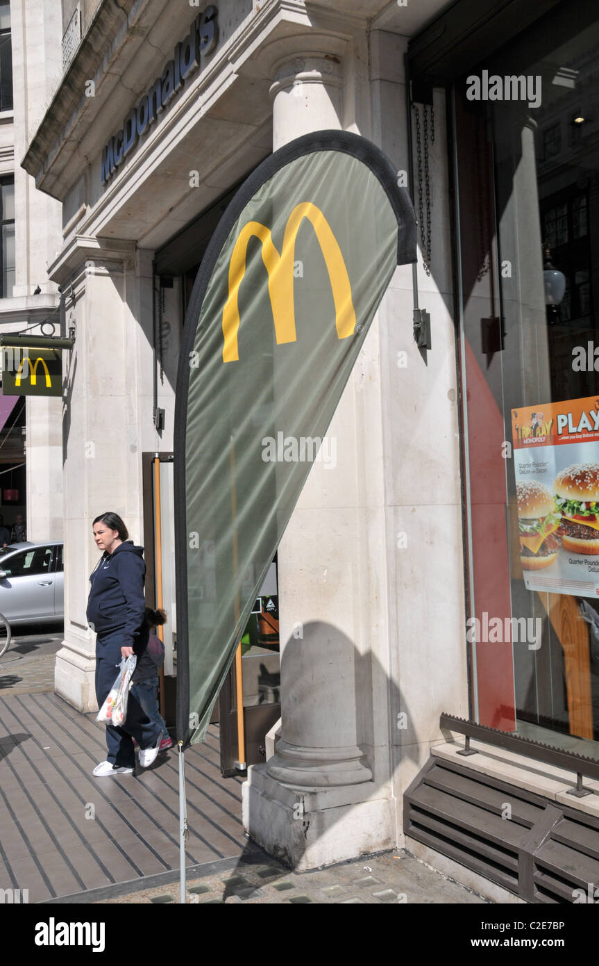 McDonalds Burger Restaurant Segel Anzeige logo Stockfoto