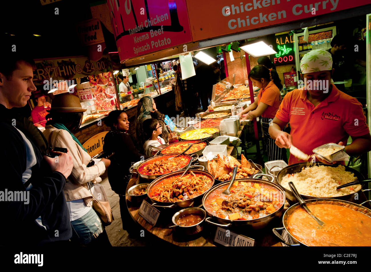 Essensstände in The Stables Market, Camden, NW1, London, Vereinigtes Königreich Stockfoto