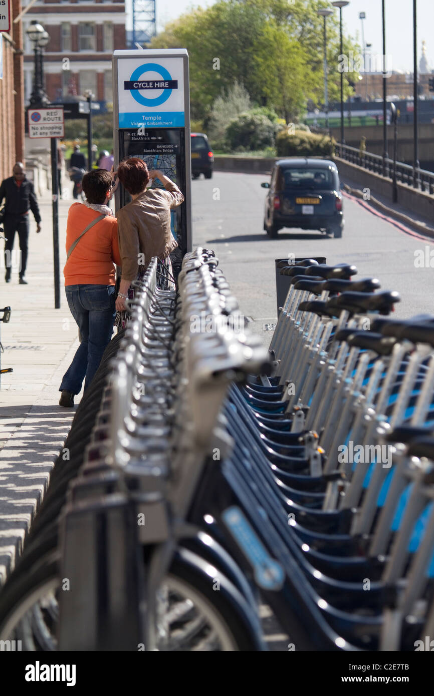Linie von Boris Barclays Fahrräder mieten, mit zwei Touristen Routen überprüfen Stockfoto
