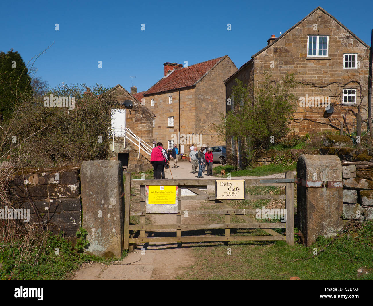 Eine Gruppe von Wanderern in hohe Mühle auf dem Farndale Spaziergang in die North Yorkshire Moors Nationalpark berühmt im Frühjahr für Narzissen Stockfoto