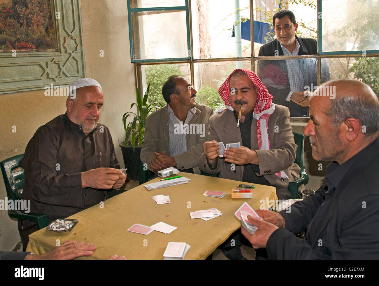 Damaskus Syrien Kaffee Tee Haus Karte Spiel alte Männer Stockfoto