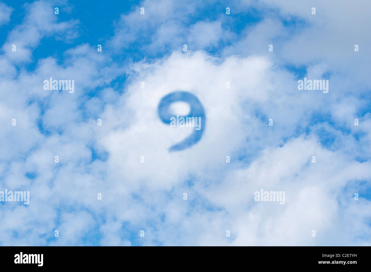Cloud 9 - weiße Wolken mit blauen Himmel und die Zahl neun. Stockfoto