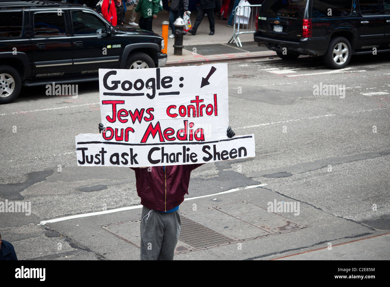 Ein Demonstrator am Times Square in New York am Donnerstag, 7. April 2011 hält eine antisemitischen Zeichen Stockfoto