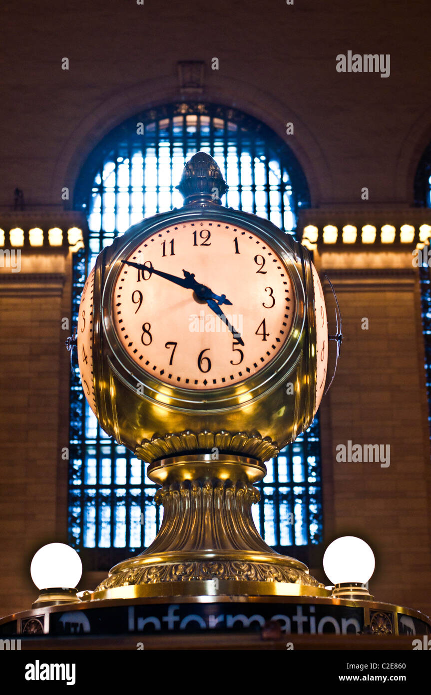 Angesichts von vier Uhr auf der Info-Stand im Grand Central Terminal, NYC Stockfoto