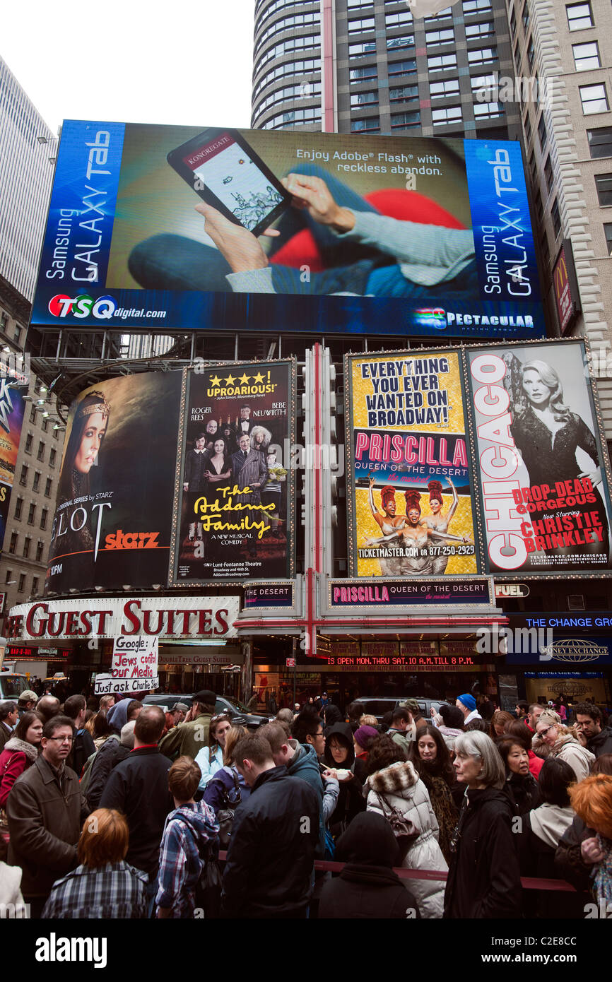 Werbung für das Samsung Galaxy Tab Tablet-PC auf dem Times Square sieht man Stockfoto
