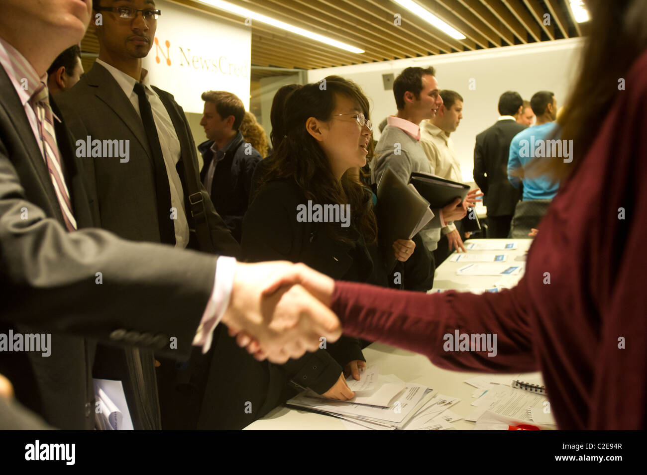 Jobsuchende besuchen eine Jobmesse in New York Stockfoto