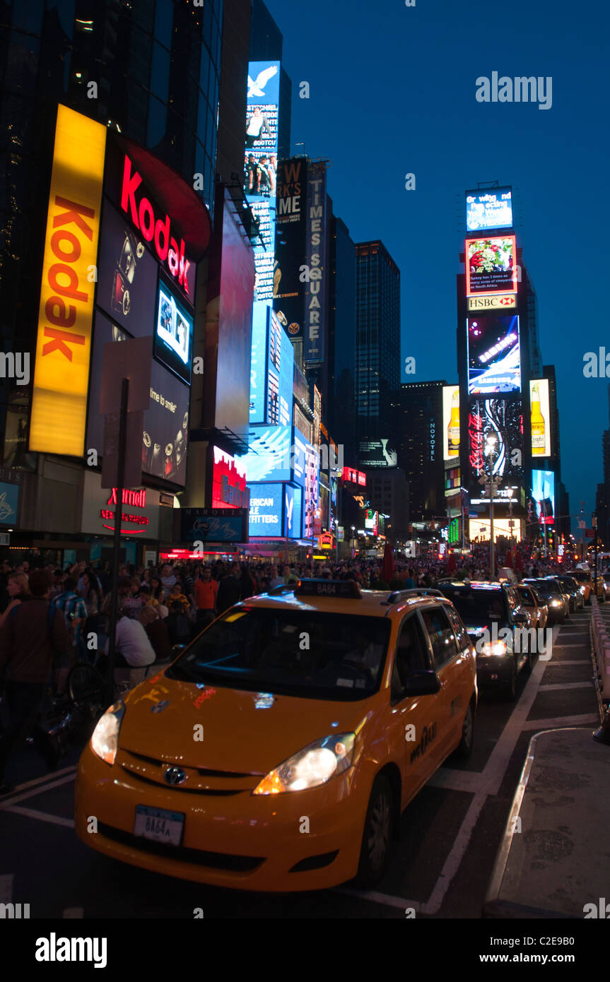 Nördlichen Teil des Times Square mit Renaissance New York Times Square Hotel oder zwei Times Square Billboard Gebäude in der Dämmerung Stockfoto